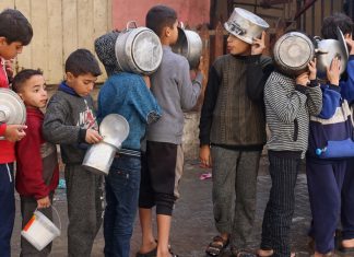 Bosi, beznadežni, izlagdnjeli i umorni: Palestinci čekaju u redovima za hranu usljed ponovnih napada