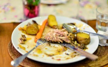 Mama je sakupljala ostatke hrane, koje nisu gosti pojeli, i donosila kući