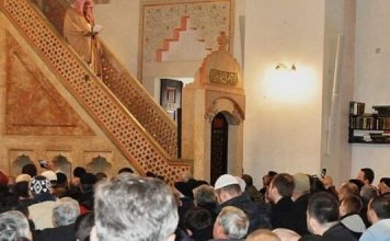 Dobar odgovor imamu za vrijeme hutbe: Nemoj ti nama pričat o saburu u siromaštvu, jer je cijena tvog parfema ravna mojoj plati!
