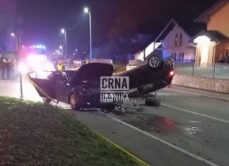 Težak sudar u Cazinu, jedno vozilo prevrnuto na krov