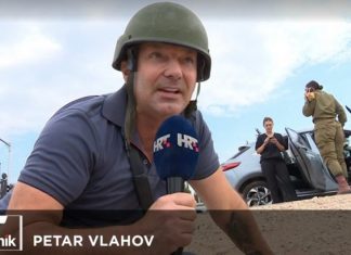 Vlahov izvještava iz Izraela kao da bježi od bombe, iza njega Izraelke tipkaju