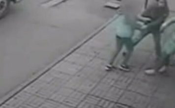 Brutalno nokautirao djevojku u hidžabu, a poslije je požalio što se rodio (Video)