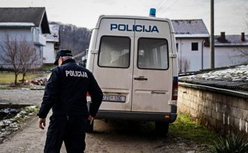 Mrtav pijan šamarao suprugu pred 12-godišnjim sinom: Spriječio ga stariji sin