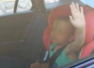 Dječak (2) preminuo nakon što ga je otac zaboravio zaključanog u vrelom autu