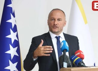 BOGU(NIĆU) PLAKATI: Šef VSTV-a priznao da se Dodikova “predaja” dogovarala sedmicama