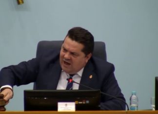 NE ZNAJU DRUGAČIJE: Stevandić ponovo izbacio Vukanovića sa sjednice NSRS; On im poručio: “Ubiću vas istinom” (VIDEO)