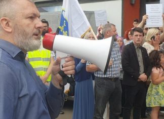 POTPUNI DEBAKL: Evo koliko je osoba krenulo s Musom na skup u Široki Brijeg POTPUNI DEBAKL: Evo koliko je osoba krenulo s Musom na skup u Široki Brijeg - featured image