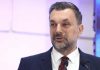 KONAKOVIĆ O NOVALIĆEVOM “FEJZBUČENJU” IZ VOJKOVIĆA: “Od presuđenog kriminalca prave heroja koji ima supermoći” - featured image