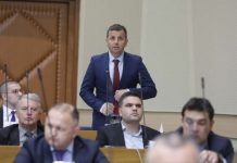 NEBOJŠA VUKANOVIĆ IMA SAMO JEDNU DILEMU: “Ko će od prelivoda prvi Dodiku zabiti nož u leđa – Stevandić, Tadić, braća Nešić…?” - featured image