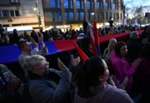 FOTOGRAFIJE OTKRIVAJU FIJASKO VUČIĆEVOG SKUPA: “Kapitulirao je pokret, od Beograđana bili samo Mali i Željko Mitrović” (FOTO/VIDEO) - featured image