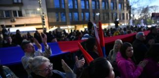 FOTOGRAFIJE OTKRIVAJU FIJASKO VUČIĆEVOG SKUPA: “Kapitulirao je pokret, od Beograđana bili samo Mali i Željko Mitrović” (FOTO/VIDEO) - featured image