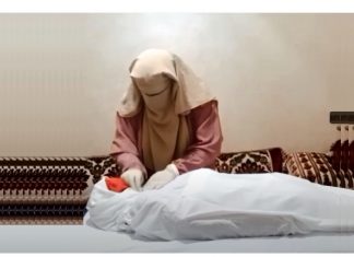 Maloprije sam završila sa gasuljenjem. Uradila sam to sada, po noći, zbog nedostatka vremena. Dvije žene. U gasulhanu su dovezene jedna za drugom… - featured image