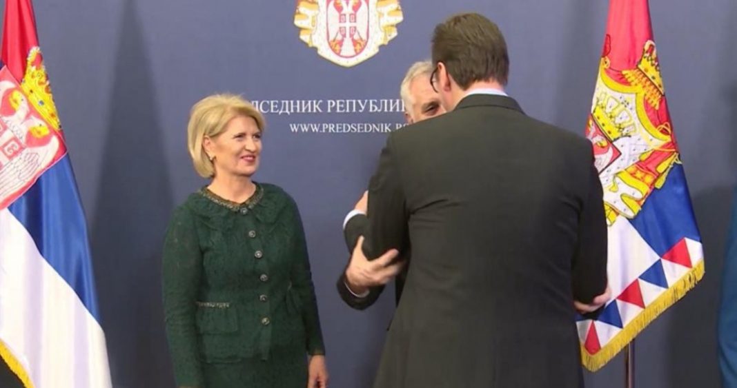 NEŠTO SE KUHA U BEOGRADU: Vučić i četnički vojvoda Nikolić u tajnom susretu? - featured image NEŠTO SE KUHA U BEOGRADU: Vučić i četnički vojvoda Nikolić u tajnom susretu? - featured image