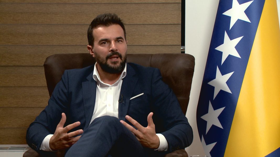 Nermin Muzur gost Živog ugla: Politika je udaljila mene i Konakovića. NiP je najveća smetnja jer razbija sistem spojenih posuda - featured image