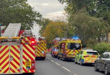 Krvavi napad u Engleskoj: Muškarac udario automobilom u vjernike pred sinagogom u Manchesteru, zatim ih izbo nožem - featured image