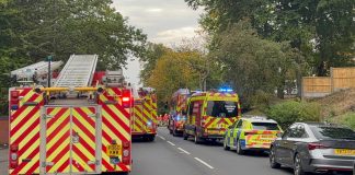 Krvavi napad u Engleskoj: Muškarac udario automobilom u vjernike pred sinagogom u Manchesteru, zatim ih izbo nožem - featured image