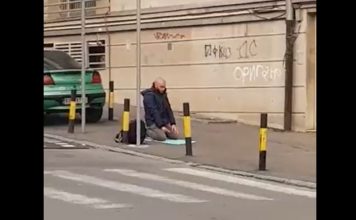 Momak klanjao u centru Beograda, evo kako su srbi komentirali taj čin po društvenim mrežama - featured image