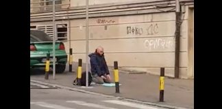 Momak klanjao u centru Beograda, evo kako su srbi komentirali taj čin po društvenim mrežama - featured image