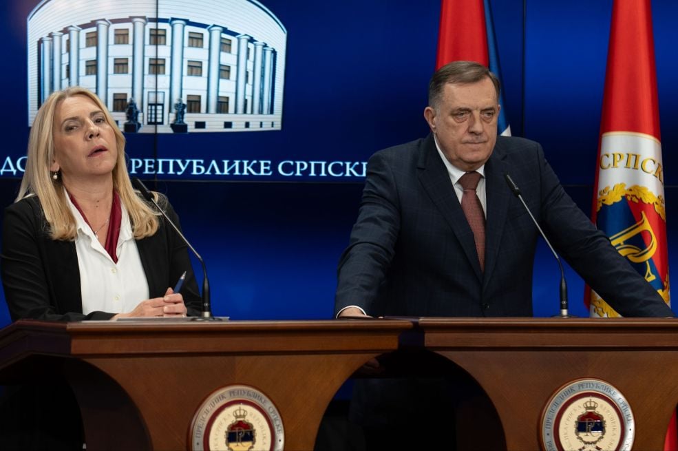 WASHINGTON POPUSTIO, A ŠTA KAŽE LONDON?: Evo hoće li Britanija slijediti Ameriku ili zadržati pritisak na Dodika? - featured image WASHINGTON POPUSTIO, A ŠTA KAŽE LONDON?: Evo hoće li Britanija slijediti Ameriku ili zadržati pritisak na Dodika? - featured image