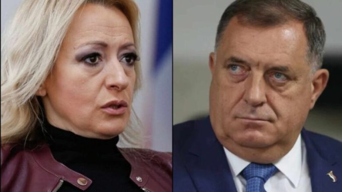 ALEKSANDRA PANDUREVIĆ RASKRINKALA DODIKA: “Znate li šta je on potpisao 2009. godine sa Tihićem i Čovićem? - featured image ALEKSANDRA PANDUREVIĆ RASKRINKALA DODIKA: “Znate li šta je on potpisao 2009. godine sa Tihićem i Čovićem? - featured image