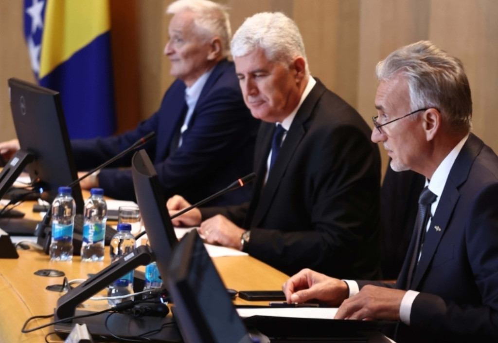 BURA U SARAJEVU: Sjednica Doma naroda Parlamentarne skupštine Bosne i Hercegovine, Kemal Ademović najavljuje… - featured image BURA U SARAJEVU: Sjednica Doma naroda Parlamentarne skupštine Bosne i Hercegovine, Kemal Ademović najavljuje… - featured image