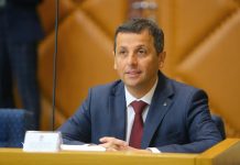 (VIDEO) VUKANOVIĆ NAPRAVIO “SHOW” U SKUPŠTINI RS-a: Oduševio prisutne, neočekivan trenutak u NSRS (VIDEO) VUKANOVIĆ NAPRAVIO “SHOW” U SKUPŠTINI RS-a: Oduševio prisutne, neočekivan trenutak u NSRS - featured image