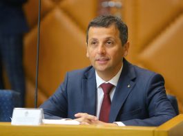 (VIDEO) VUKANOVIĆ NAPRAVIO “SHOW” U SKUPŠTINI RS-a: Oduševio prisutne, neočekivan trenutak u NSRS - featured image