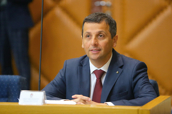 (VIDEO) VUKANOVIĆ NAPRAVIO “SHOW” U SKUPŠTINI RS-a: Oduševio prisutne, neočekivan trenutak u NSRS - featured image (VIDEO) VUKANOVIĆ NAPRAVIO “SHOW” U SKUPŠTINI RS-a: Oduševio prisutne, neočekivan trenutak u NSRS - featured image