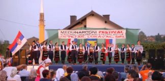 SRBI ODUŠEVILI BOŠNJAKE Nakon što je počeo ezan, KUD iz Srbije stao sa igrom! Pogledajte taj momenat! (VIDEO) - featured image