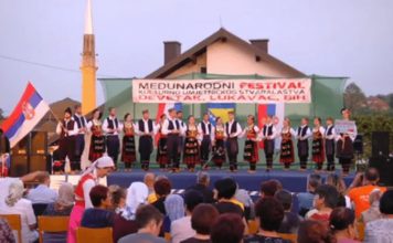 SRBI ODUŠEVILI BOŠNJAKE Nakon što je počeo ezan, KUD iz Srbije stao sa igrom! Pogledajte taj momenat! (VIDEO) - featured image