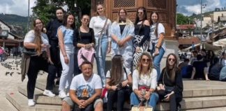 Maturanti iz Srbije došli privatnom ekskurzijom u Sarajevo. “Prof. sociologije nam je dosta lepog govorio o Sarajevu, pa smo odlučili da odemo i vidimo”. (FOTO) - featured image