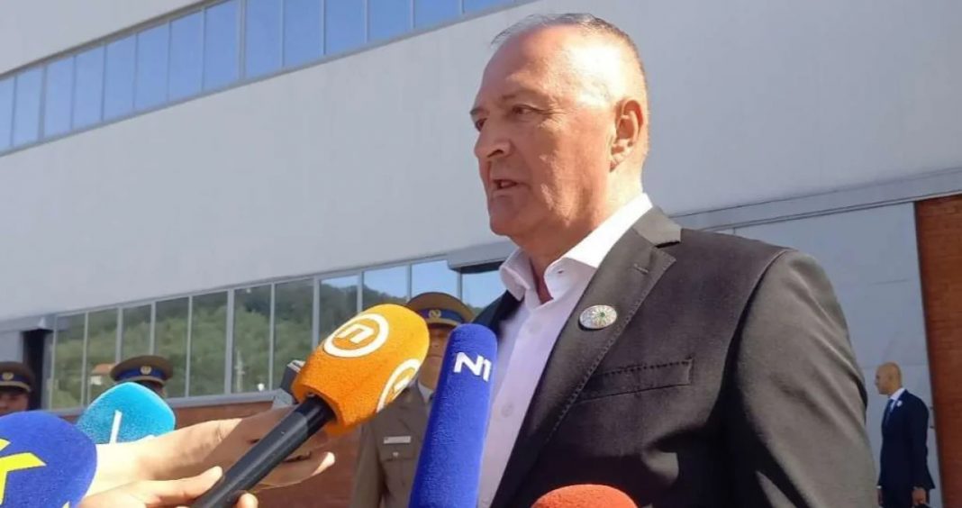 BiH pod opsadom političkih blokada: Helez otvoreno upozorio visokog predstavnika zbog SNSD-a i HDZ-a - featured image BiH pod opsadom političkih blokada: Helez otvoreno upozorio visokog predstavnika zbog SNSD-a i HDZ-a - featured image