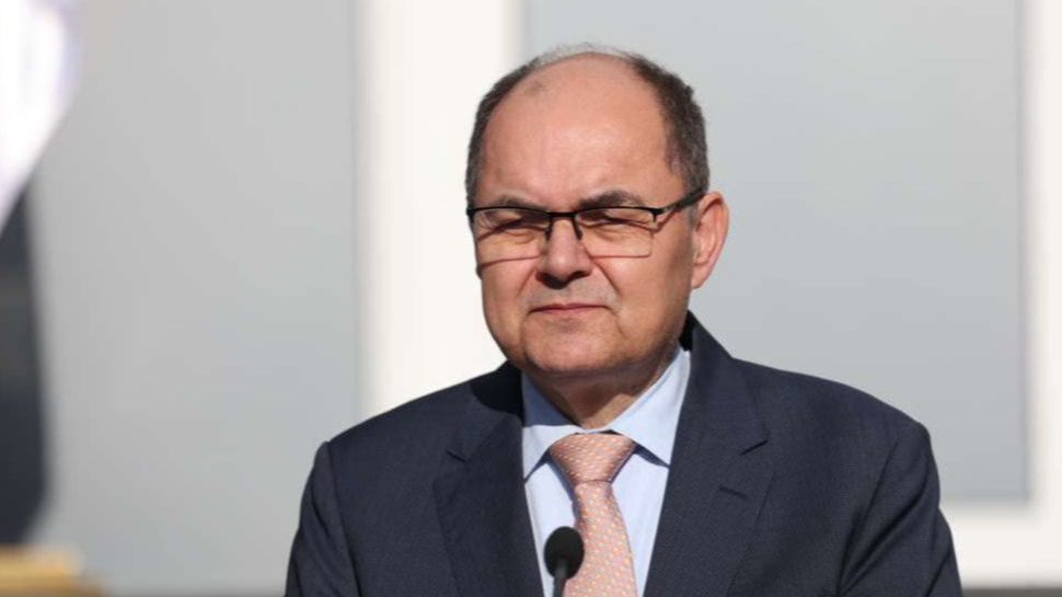 Amerikanci tražili od Šmita da podnese ostavku, on odbio i rekao da o njemu odlučuju Nijemci - featured image Amerikanci tražili od Šmita da podnese ostavku, on odbio i rekao da o njemu odlučuju Nijemci - featured image