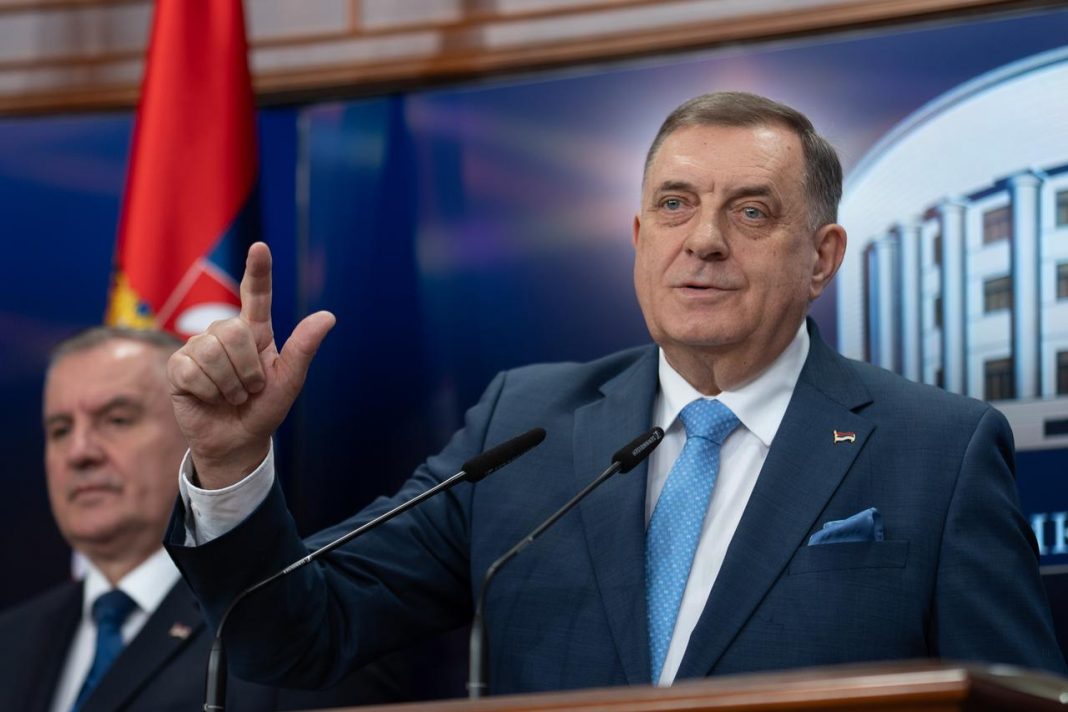 DODIK ZAPALIO GOVORNICU: Otkrio ko bi mogao preuzeti njegovu poziciju… - featured image