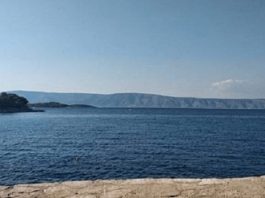 Turista iz Srbije: “Evo, već 11 dana čekam na Braču da me neko prebije, zapali auto, naplati pizzu 60 eura. Hrvatska je…” - featured image