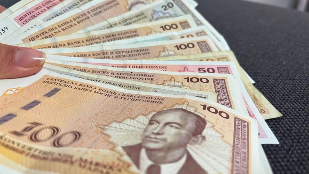 STIŽE NOVAC IZ DRŽAVNE KASE! Vijeće ministara odobrilo jednokratnu pomoć za zaposlene u državnim institucijama! Evo koliki je iznos… - featured image STIŽE NOVAC IZ DRŽAVNE KASE! Vijeće ministara odobrilo jednokratnu pomoć za zaposlene u državnim institucijama! Evo koliki je iznos… - featured image