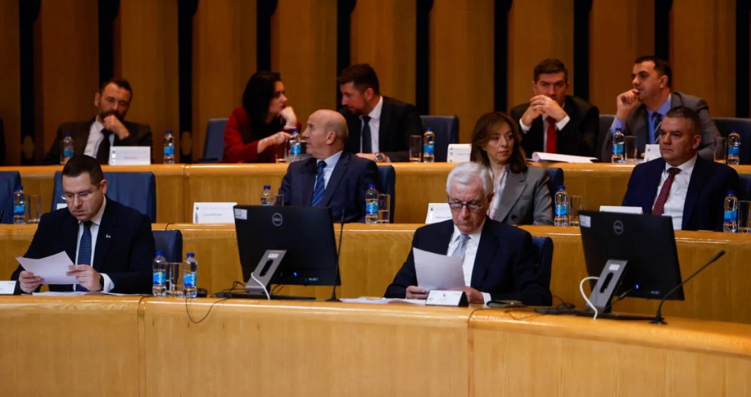 DRŽAVA U ZASTOJU: Novi sukobi u Parlamentu, SNSD i HDZ, ponovo haos… - featured image DRŽAVA U ZASTOJU: Novi sukobi u Parlamentu, SNSD i HDZ, ponovo haos… - featured image