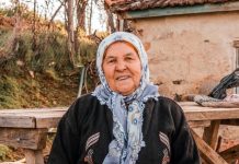 Nena mi je govorila “Ajla, nisi prava muslimanka ako ne odeš teti Anđi pred Božić da pomogneš u pripremama i čišćenju”. (FOTO) Nena mi je govorila “Ajla, nisi prava muslimanka ako ne odeš teti Anđi pred Božić da pomogneš u pripremama i čišćenju”. (FOTO) - featured image