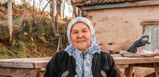 Nena mi je govorila “Ajla, nisi prava muslimanka ako ne odeš teti Anđi pred Božić da pomogneš u pripremama i čišćenju”. (FOTO) - featured image