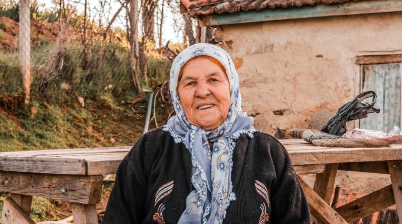 Nena mi je govorila “Ajla, nisi prava muslimanka ako ne odeš teti Anđi pred Božić da pomogneš u pripremama i čišćenju”. (FOTO) - featured image Nena mi je govorila “Ajla, nisi prava muslimanka ako ne odeš teti Anđi pred Božić da pomogneš u pripremama i čišćenju”. (FOTO) - featured image