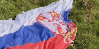 Hrvat, dok je šetao, našao zastavu Srbije na zemlji. Evo šta je uradio i kakvu je poruku poslao regionu. (VIDEO) - featured image