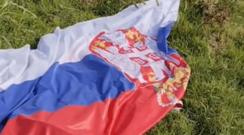 Hrvat, dok je šetao, našao zastavu Srbije na zemlji. Evo šta je uradio i kakvu je poruku poslao regionu. (VIDEO) - featured image Hrvat, dok je šetao, našao zastavu Srbije na zemlji. Evo šta je uradio i kakvu je poruku poslao regionu. (VIDEO) - featured image