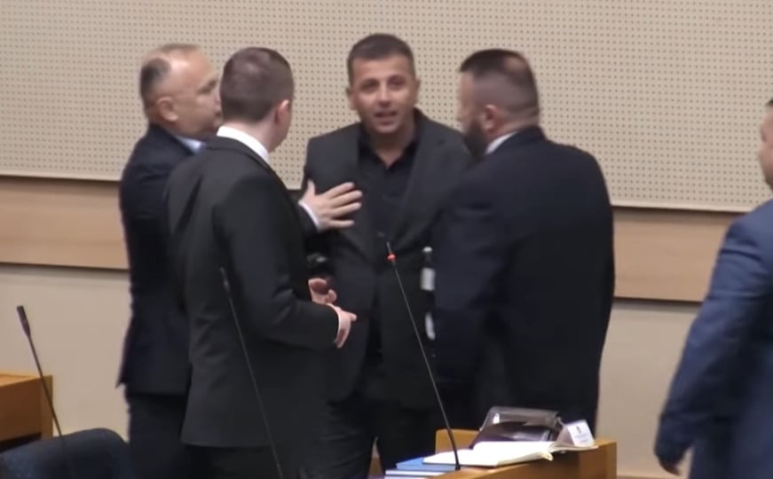(VIDEO) NOVI OBRAČUN U NSRS-U: Stevandić izludio zbog Vukanovića, evo kako se sve završilo… - featured image (VIDEO) NOVI OBRAČUN U NSRS-U: Stevandić izludio zbog Vukanovića, evo kako se sve završilo… - featured image