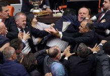 KAKVA SRAMOTA U PARLAMENTU!: Masovna tučnjava, pesnice na sve strane, parlament pretvoren u ring - featured image