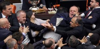 KAKVA SRAMOTA U PARLAMENTU!: Masovna tučnjava, pesnice na sve strane, parlament pretvoren u ring - featured image