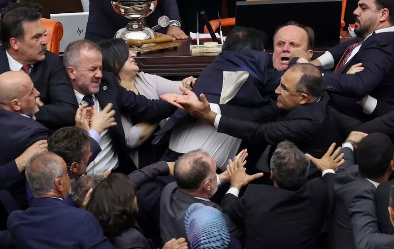 KAKVA SRAMOTA U PARLAMENTU!: Masovna tučnjava, pesnice na sve strane, parlament pretvoren u ring - featured image KAKVA SRAMOTA U PARLAMENTU!: Masovna tučnjava, pesnice na sve strane, parlament pretvoren u ring - featured image