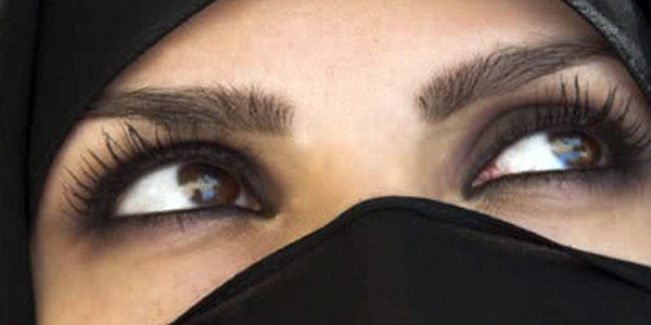 Muslimanka Selma nevinost izgubila ispred roditelja svog dečka, pa opisala mučan prizor: “Rekli su mi – krv ti bleda, ko da i nisi bila nevina” - featured image Muslimanka Selma nevinost izgubila ispred roditelja svog dečka, pa opisala mučan prizor: “Rekli su mi – krv ti bleda, ko da i nisi bila nevina” - featured image