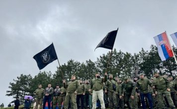 Četnici marširaju ponovo: Sa Ravne Gore poruke o ujedinjenju i “slobodi ili smrti” Četnici marširaju ponovo: Sa Ravne Gore poruke o ujedinjenju i “slobodi ili smrti” - featured image