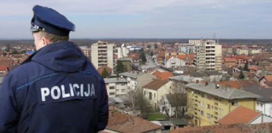 SLUČAJ U BiH: Policajac u stanici brutalno pretukao muškarca koji ga je želio prijaviti za premlaćivanje… SLUČAJ U BiH: Policajac u stanici brutalno pretukao muškarca koji ga je želio prijaviti za premlaćivanje… - featured image