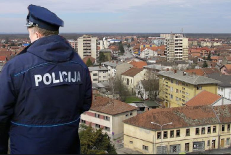 SLUČAJ U BiH: Policajac u stanici brutalno pretukao muškarca koji ga je želio prijaviti za premlaćivanje… - featured image SLUČAJ U BiH: Policajac u stanici brutalno pretukao muškarca koji ga je želio prijaviti za premlaćivanje… - featured image